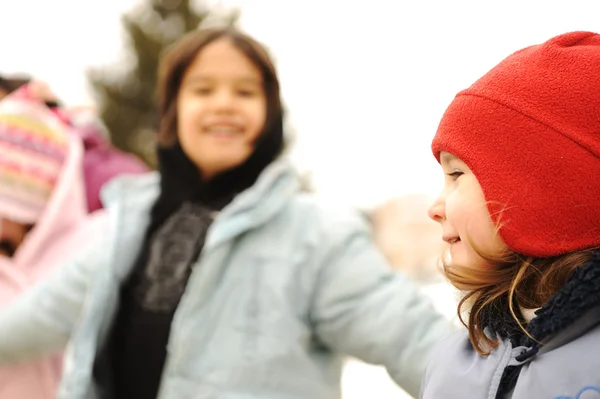 Ευτυχισμένη ομάδα παιδιά υπαίθρια, χειμωνιάτικα ρούχα — Φωτογραφία Αρχείου