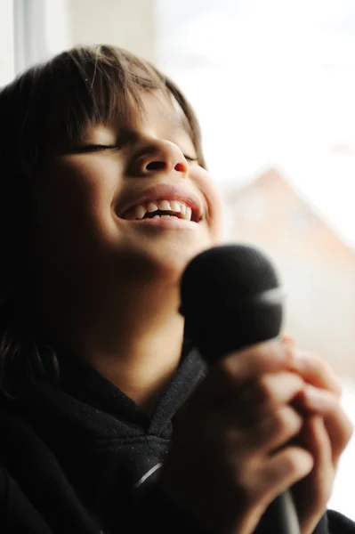 Músico niño cantando con micrófono — Foto de Stock