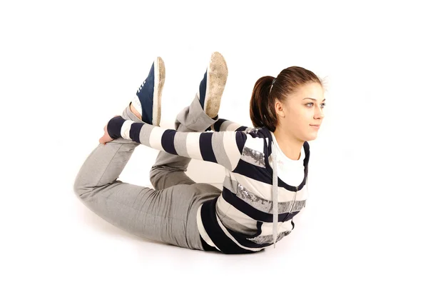 Bella giovane donna fa stretching isolato su sfondo bianco — Foto Stock