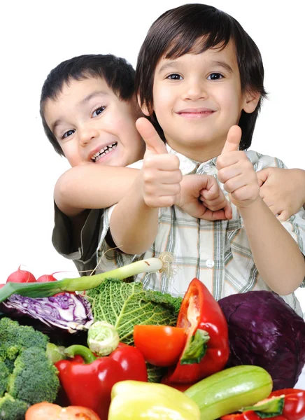 Criança e legumes frescos — Fotografia de Stock
