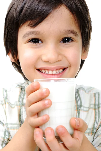 Хлопчик п'є молоко, крупним планом — стокове фото
