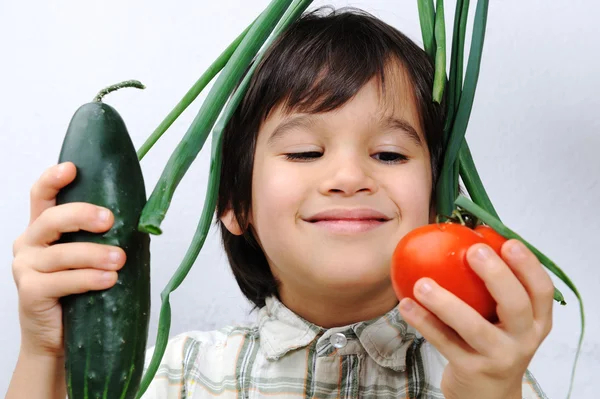 Dítě a čerstvá zelenina — Stock fotografie