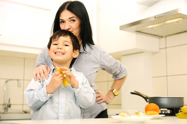 Mor och barn laga mat, måltid tillsammans — Stockfoto