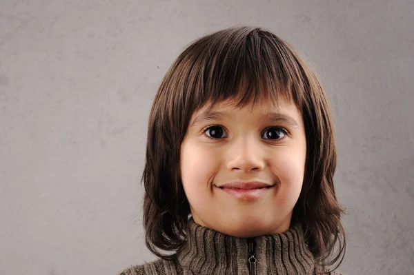 Школьник, серия умных малышей 6-7 лет с выражением лица — стоковое фото