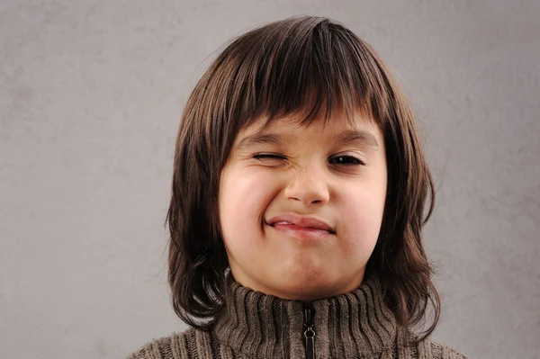 Skolpojke, serie av Smart unge 6-7 år gammal med ansiktsuttryck — Stockfoto