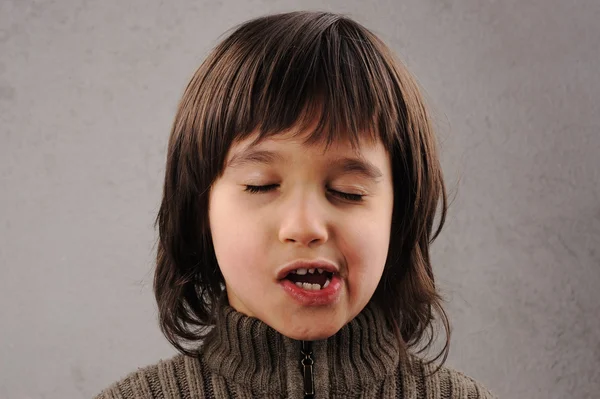 Okul çocuğu, zeki bir dizi yüz ifadeleri ile 6-7 yaşında evlat. — Stok fotoğraf
