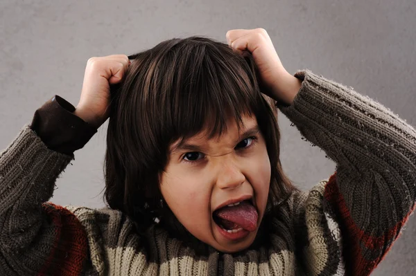 모범생, 일련의 영리한 아이 얼굴 표정으로 6-7 세 — 스톡 사진