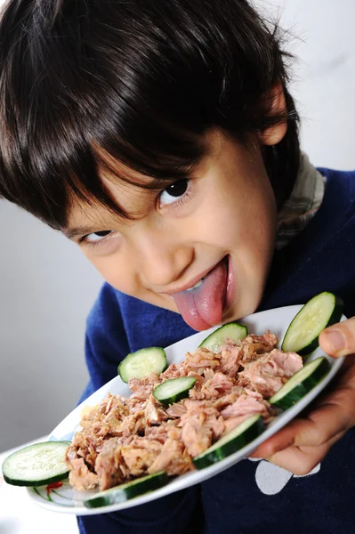 Kind isst Fisch — Stockfoto