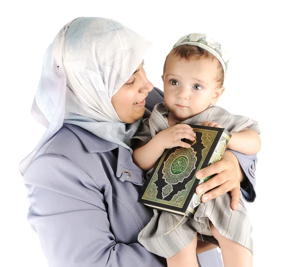 Μητέρα μουσουλμάνος και τον μικρό Αχιλλέα, κρατώντας ένα Κοράνι — Φωτογραφία Αρχείου