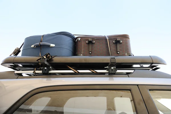 Üstünde belgili tanımlık tepe-in araba seyahat çantaları — Stok fotoğraf