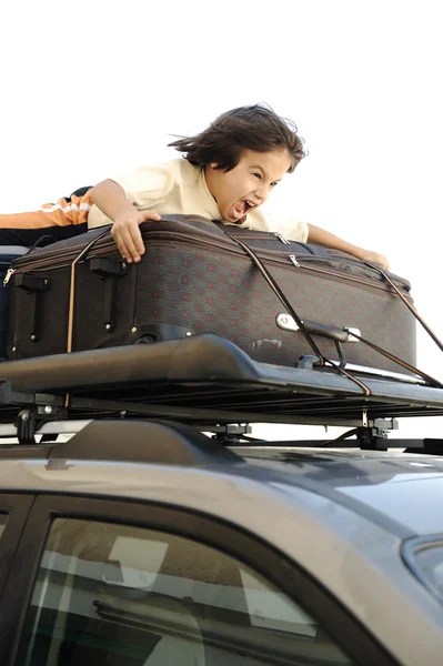 Utazó táskák, az autó tetejére kisfiú — Stock Fotó