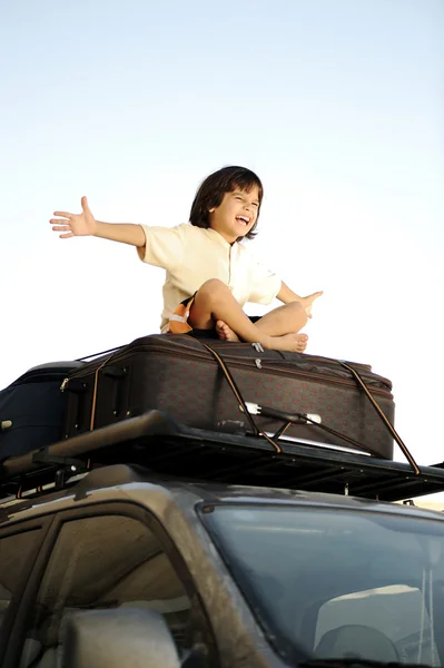 Niño viajando en bolsas, la parte superior del coche —  Fotos de Stock