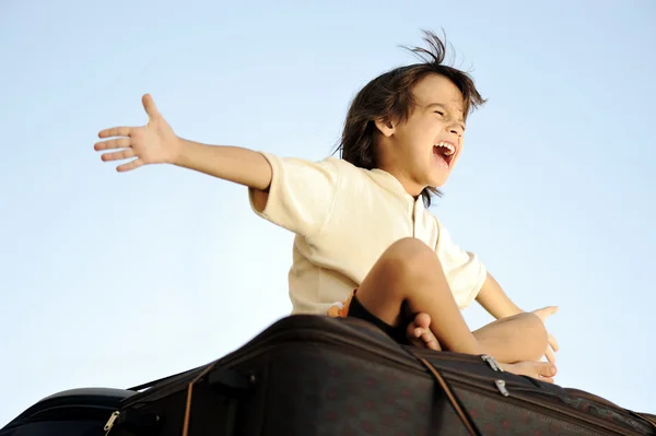 Kleine jongen reizen op zakken, de top van de auto — Stockfoto
