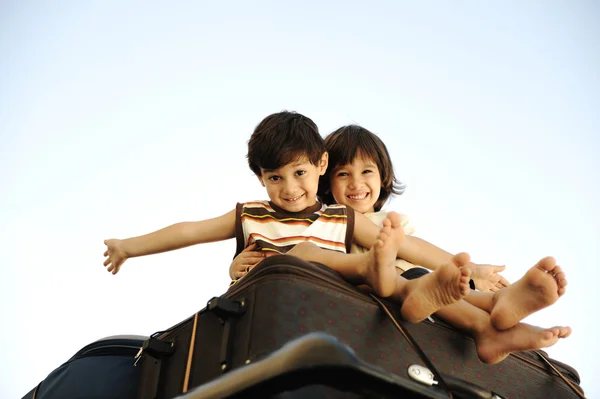 Seyahat çantaları, arabanın üstünde iki küçük çocuk — Stok fotoğraf