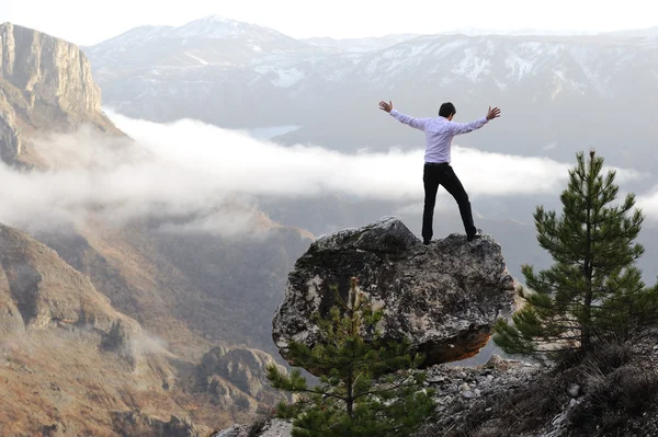 Man on top of mountain with open arms. Conceptual design. — Stock Photo, Image