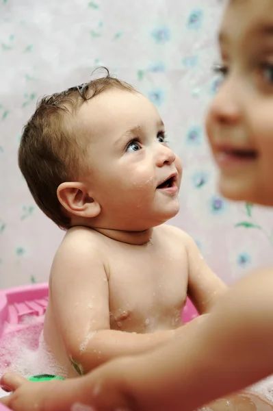 Очаровательный мальчик принимает ванну с мылом на волосах — стоковое фото