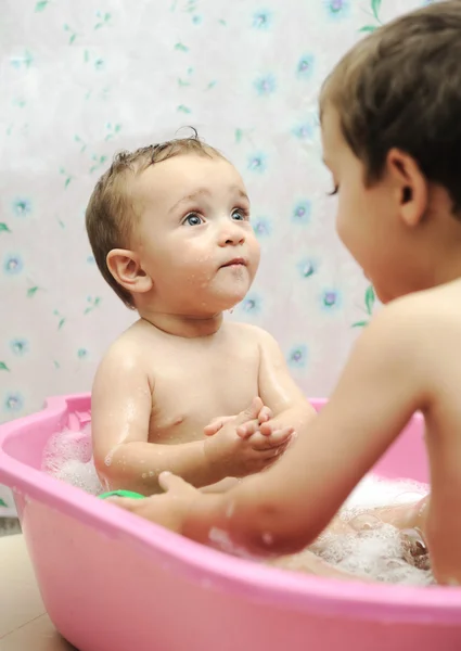 Adorable niño tomando un baño con jabón suds en el cabello — Foto de Stock