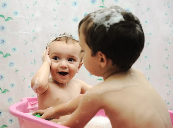 Rozkošný chlapeček ve vaně s mýdlovou vodou na vlasy — Stock fotografie