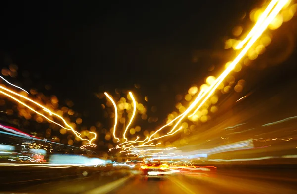 夜の高速道路交通と近代的な都市 — ストック写真