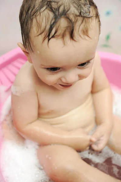 Imádnivaló baba fiú fürödtem a szappanhab, a haj — Stock Fotó