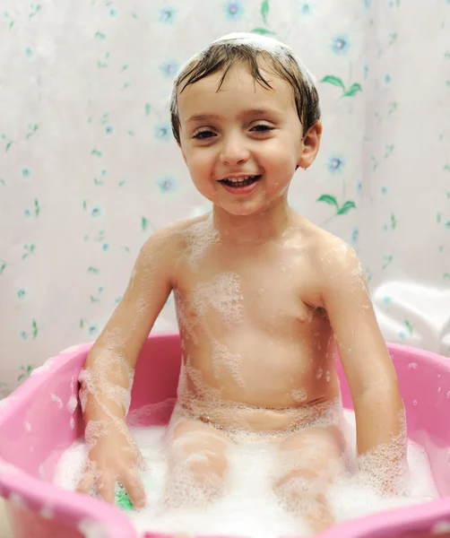 Adorable chico tomando un baño con jabón suds en el pelo — Foto de Stock