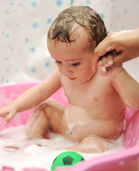 Adorável menino tomando um banho com sabão suds no cabelo — Fotografia de Stock