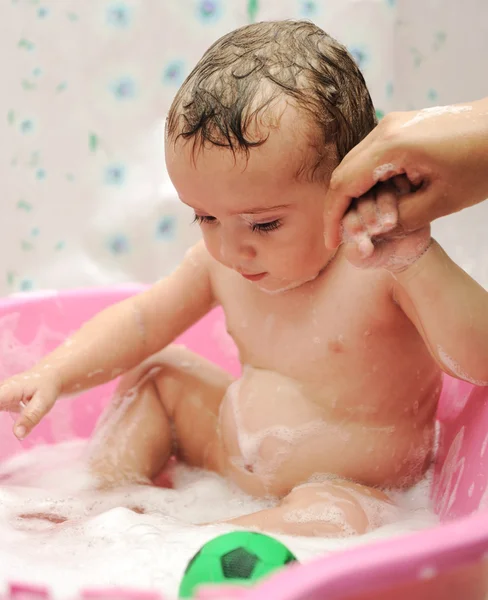 Adorabile bambino che fa il bagno con il sapone sui capelli — Foto Stock