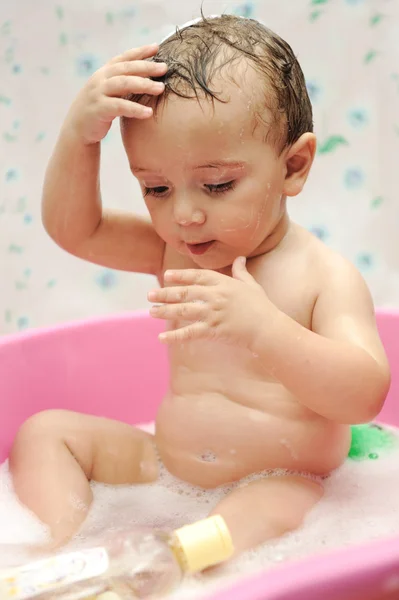 Adorable bébé garçon prenant un bain avec des mousses de savon sur les cheveux — Photo