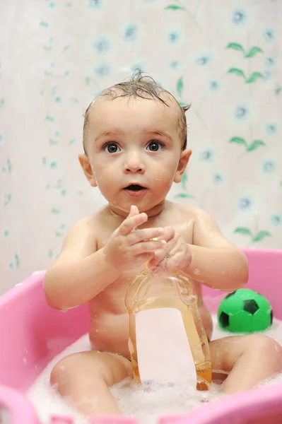 Toddler chłopiec kąpieli z kamerą na włosy — Zdjęcie stockowe