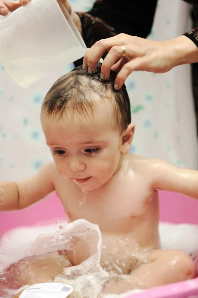 Adorable niño tomando un baño con jabón suds en el cabello —  Fotos de Stock