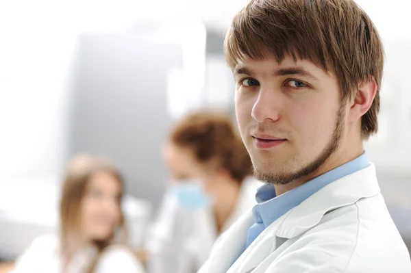 Dentro do laboratório moderno do hospital universitário, jovem confidente bem sucedido — Fotografia de Stock