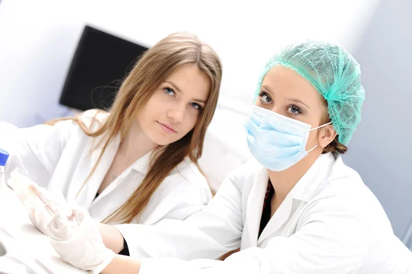 Im modernen Labor der Uniklinik, junge vertrauensvolle erfolgreiche — Stockfoto