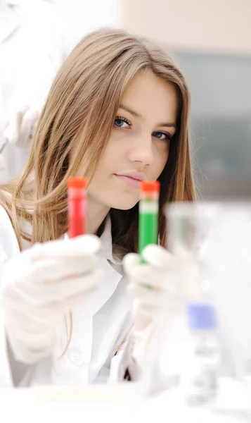 Young medical scientist working in modern lab — Stock Photo, Image