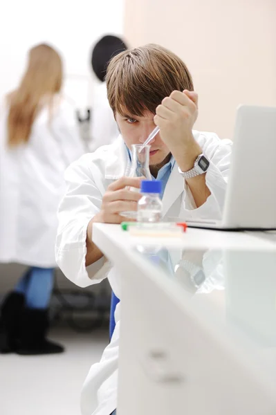 年轻的医学科学家现代实验室，研究与管和注中的工作 — 图库照片