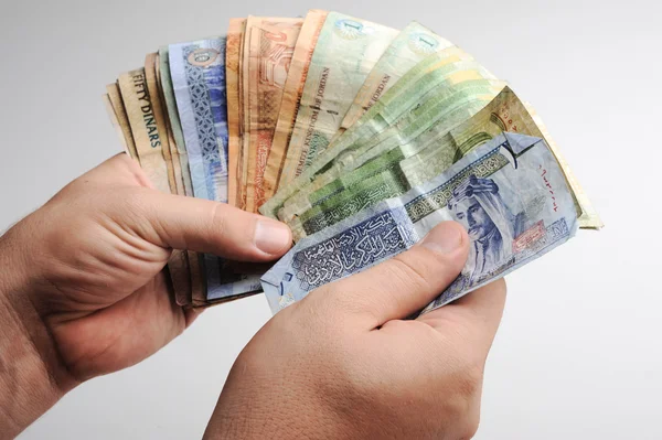 Contare il denaro arabo nelle mani — Foto Stock