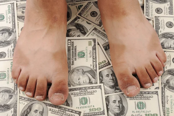Dólares fundo, pés humanos, de pé sobre — Fotografia de Stock