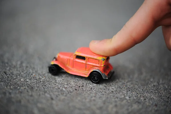Inocencia, concepto de la infancia - jugar con el coche de juguete —  Fotos de Stock