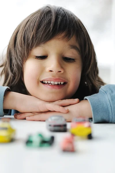 Ártatlanság, gyermekkor fogalma - játszó játékautó — Stock Fotó
