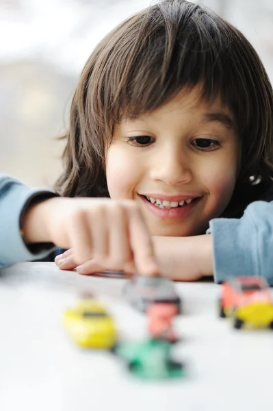 Невинность, детская концепция - игра с игрушечным автомобилем — стоковое фото