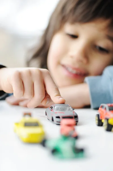 Невинність, концепція дитинства - гра з іграшковим автомобілем — стокове фото