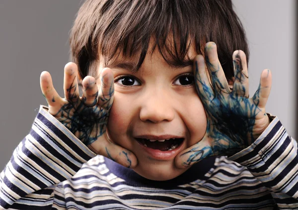 Niño con las manos sucias, color verde — Foto de Stock