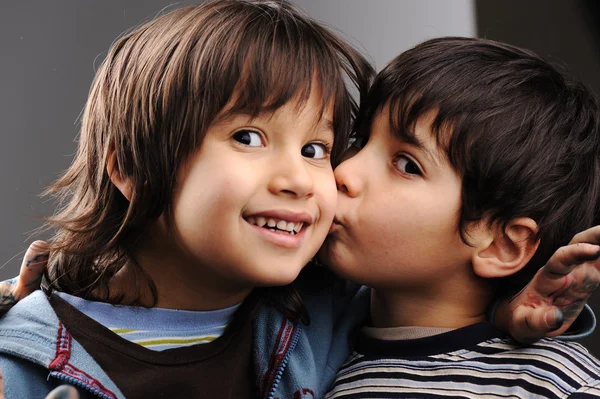 İki kardeş, öpücük ve sevgi — Stok fotoğraf