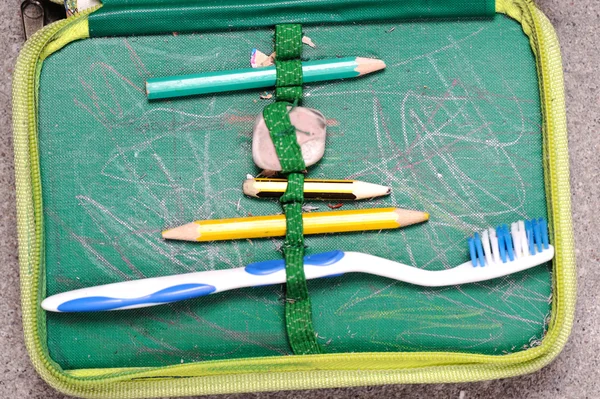 Alter Kugelschreiberkasten mit Zahnbürste in — Stockfoto