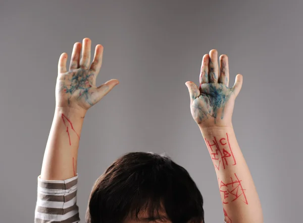 Mãos sujas, pouca rendição culpada com as mãos para cima — Fotografia de Stock