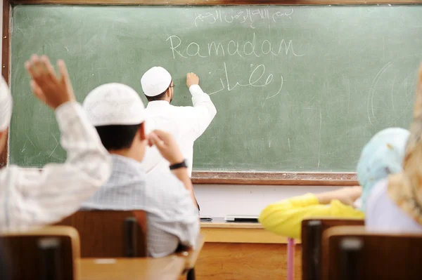 Učitel na učebně psaní Ramadán na palubě — Stock fotografie