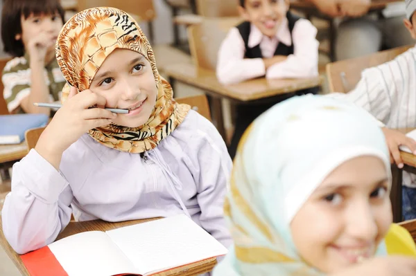 Attività educative in classe a scuola, apprendimento dei bambini felici — Foto Stock