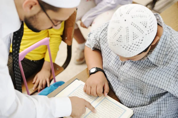 Atividades educativas em sala de aula na escola, professor muçulmano mostrando Alcorão t — Fotografia de Stock