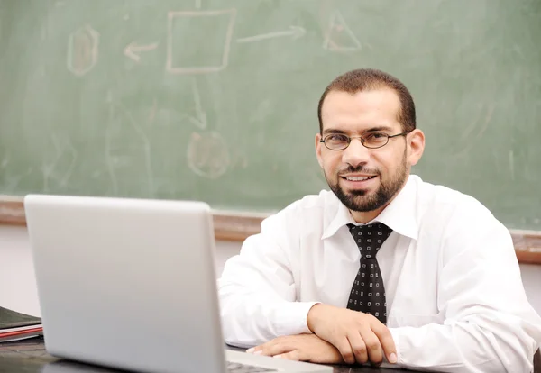 Atividades educativas em sala de aula na escola, Professor feliz com laptop — Fotografia de Stock