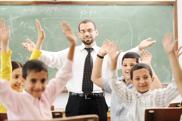 Atividades educativas em sala de aula na escola, aprendizagem de crianças felizes — Fotografia de Stock