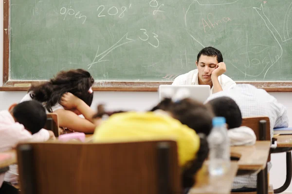 Attività educative in classe a scuola, dormendo tutto — Foto Stock